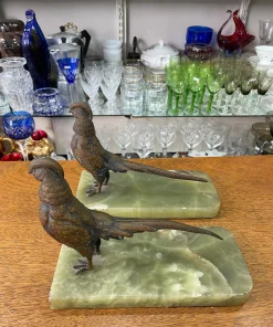 Par de figuras de aves de bronce con mármol